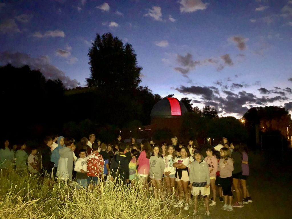 Asistentes al astrocotomartes delante del observatorio Pedro Duque.