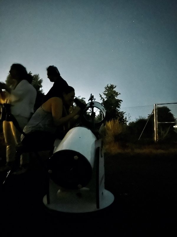Observación astronómica con telescopio.