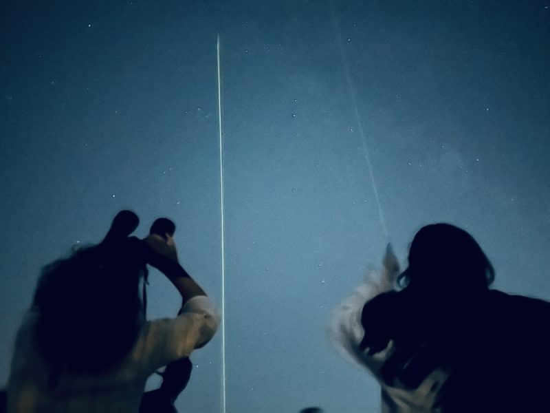 Observación astronómica con prismáticos.