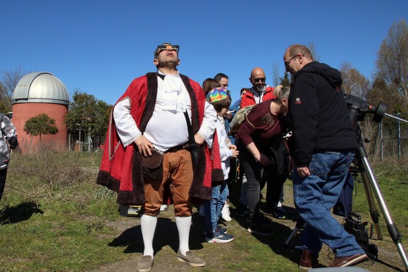 Observación pública del eclipse parcial de Sol en León.
