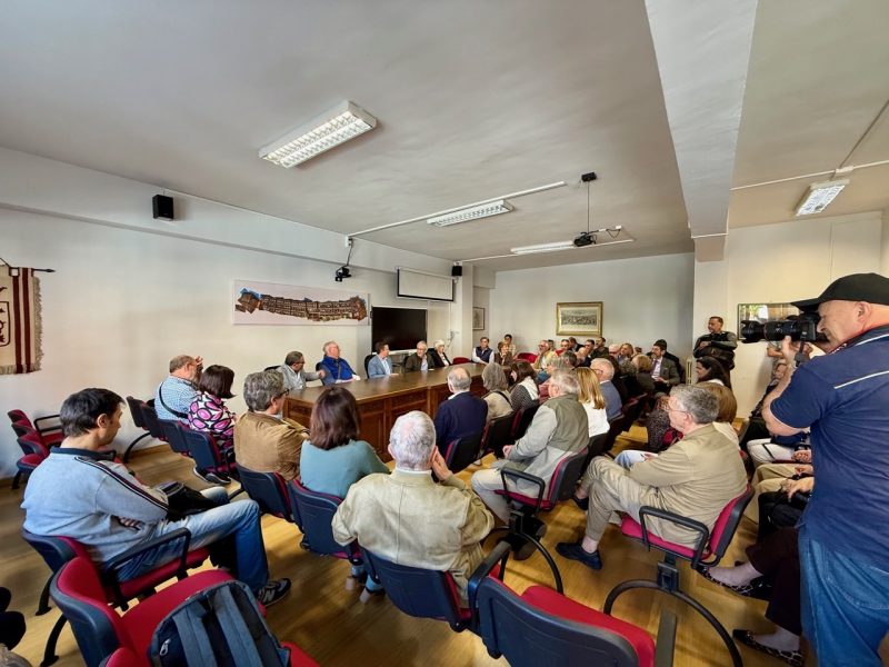 Acto de inauguración de la placa del observatorio astronomíco "José María Pérez Gómez de Tejada" en el instituto Padre Isla.
