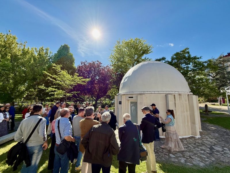 Acto de inauguración de la placa del observatorio astronomíco "José María Pérez Gómez de Tejada" en el instituto Padre Isla.