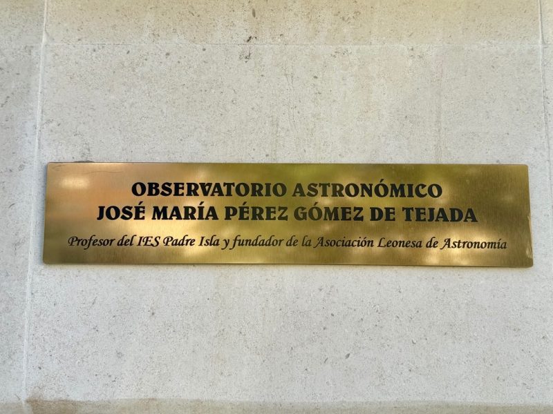 Acto de inauguración de la placa del observatorio astronomíco "José María Pérez Gómez de Tejada" en el instituto Padre Isla.