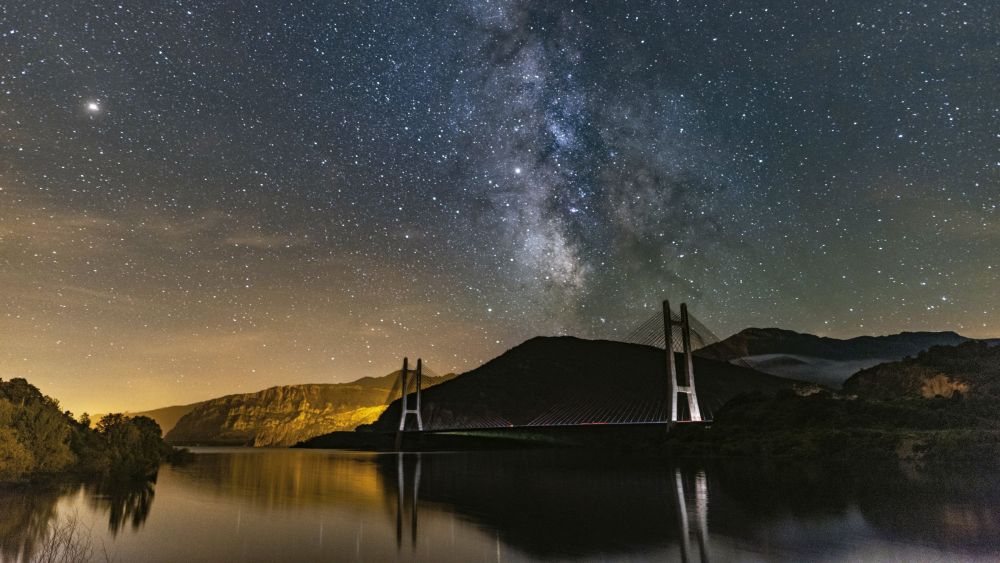 Mirando al cielo, por Xuasús González